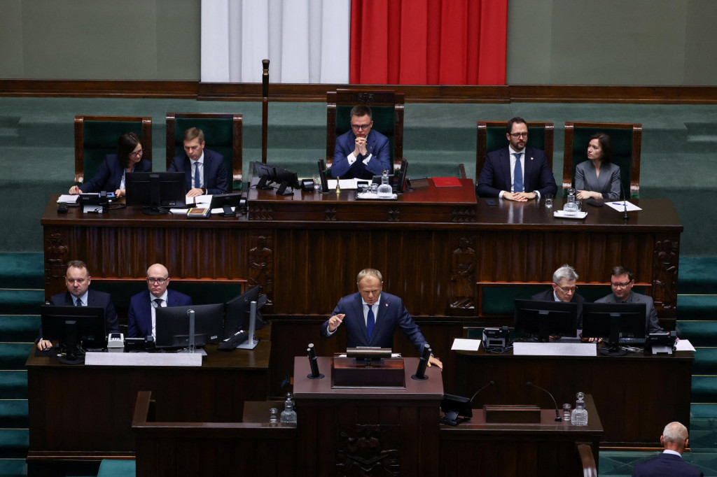 Poľský premiér Donald Tusk prehovoril, zatiaľ čo predseda Sejmu (dolnej snemovne) Szymon Holownia počúval v parlamente, kde je naplánované hlasovanie o dôvere jeho stredoľavej koaličnej vláde vo Varšave v Poľsku 11. júna 2025. FOTO: REUTERS