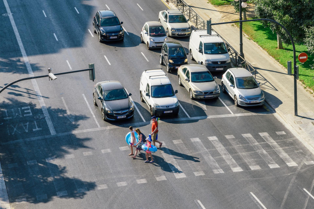 Po novom budú musieť vodiči sledovať priechod a dať prednosť chodcovi, ktorý sa naň ešte len chystá vstúpiť. FOTO: Dreamstime