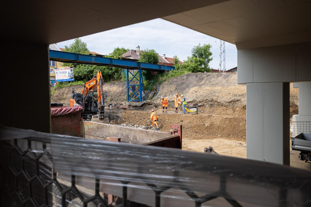 Stavebné práce na podchode na Kysuckej ulici počas projektu modernizácie železničného uzla v Žiline. FOTO: TASR/Daniel Stehlík