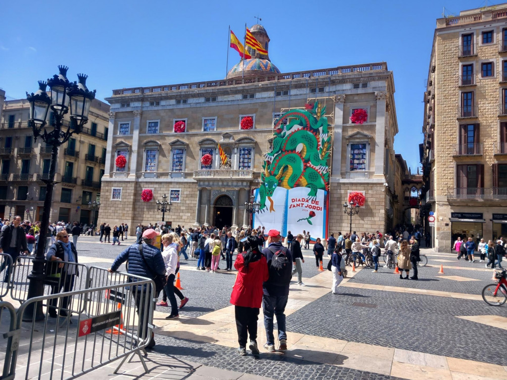 Barcelona každý rok priláka milióny turistov. Mnohí z nich prichádzajú na sviatok kníh a ruží San Jordi, ktorý sa koná 23. apríla. FOTO: HN/Pavel Novotný