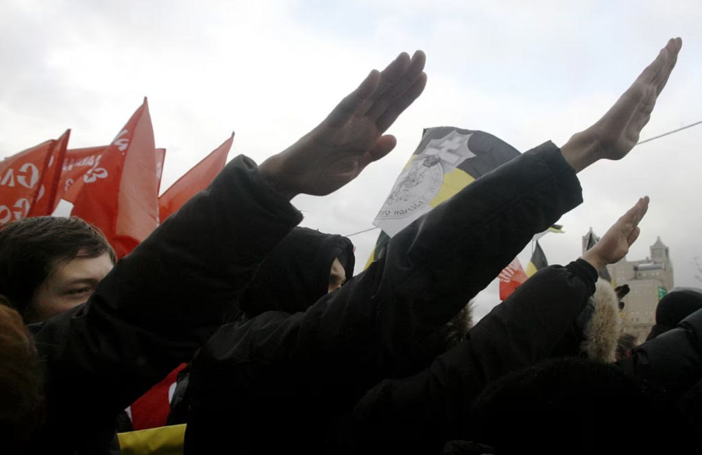Zdvihnuté pravice na demonštrácii v Moskve, rok 2007.