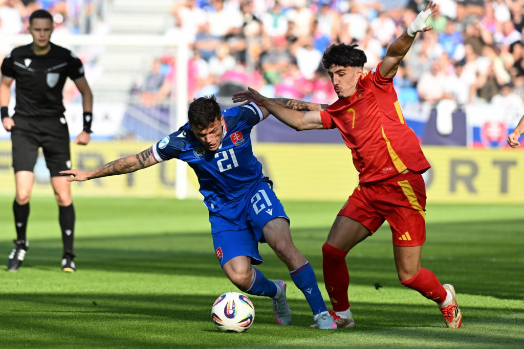 Futbalista Samuel Kopásek (Slovensko) počas zápasu základnej A-skupiny Slovensko - Španielsko na majstrovstvách Európy hráčov do 21 rokov v Bratislave. FOTO: TASR/Martin Baumann