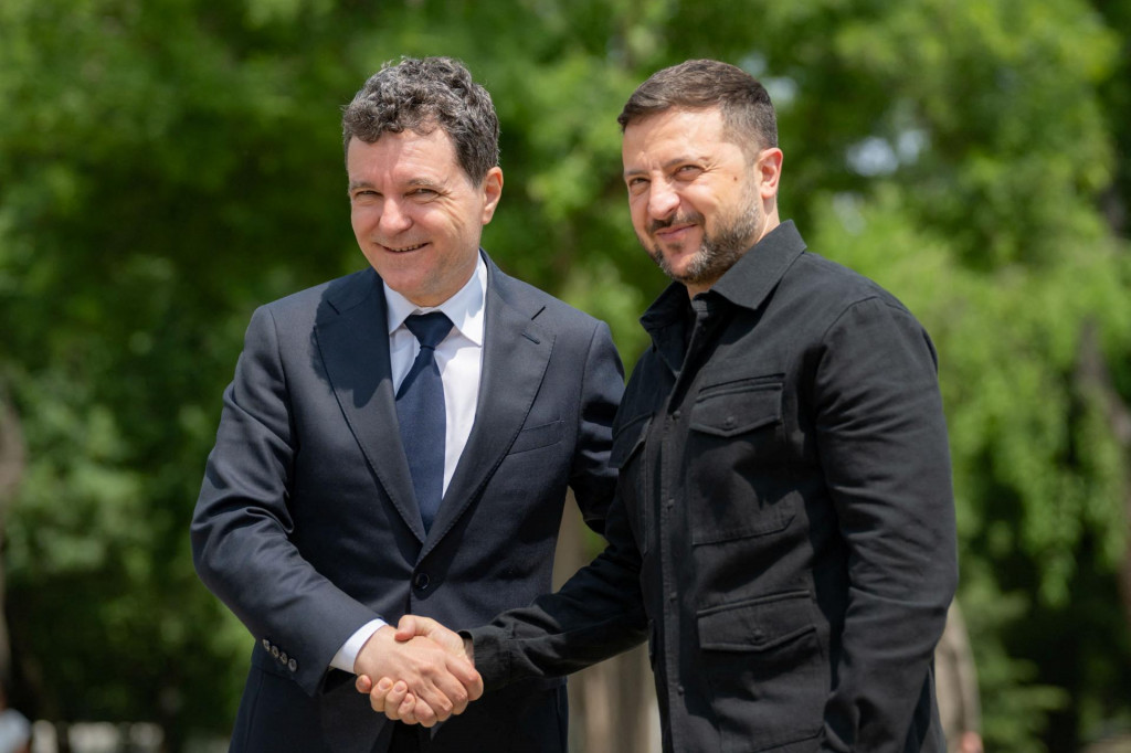 Ukrajinský prezident Volodymyr Zelenskij a rumunský prezident Nicusor Dan. FOTO: Reuters