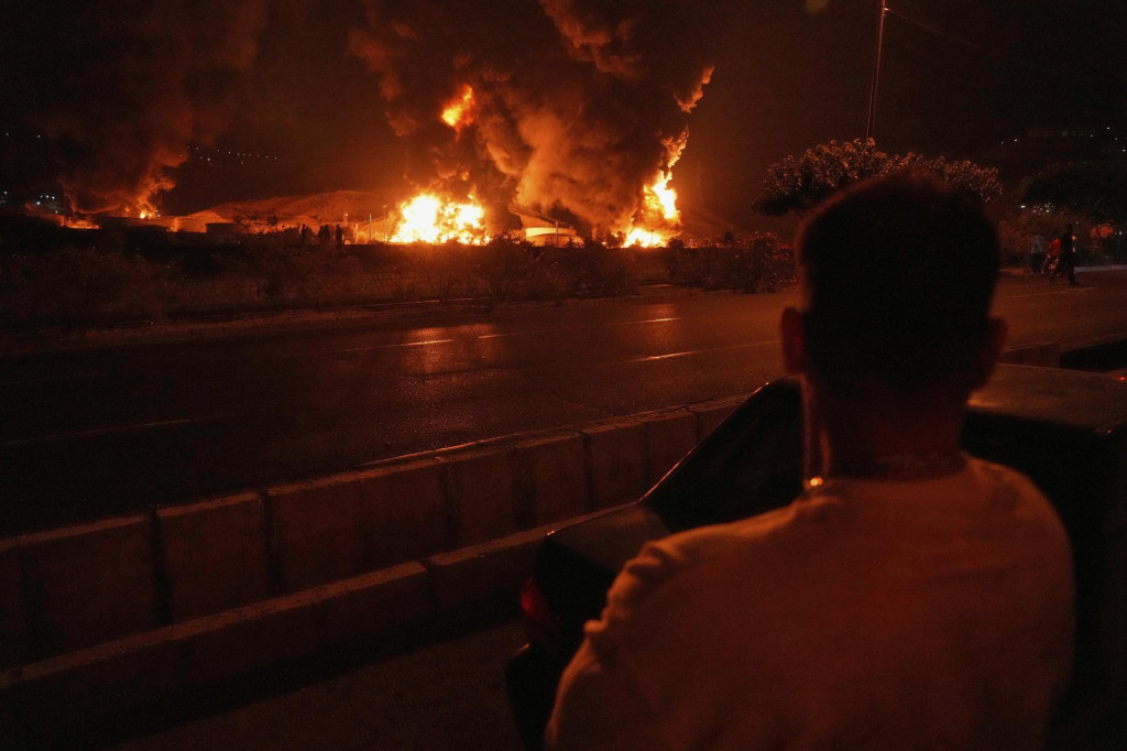 Izraelské útoky zasiahli sklady pohonných látok v Teheráne. FOTO: TASR/AP