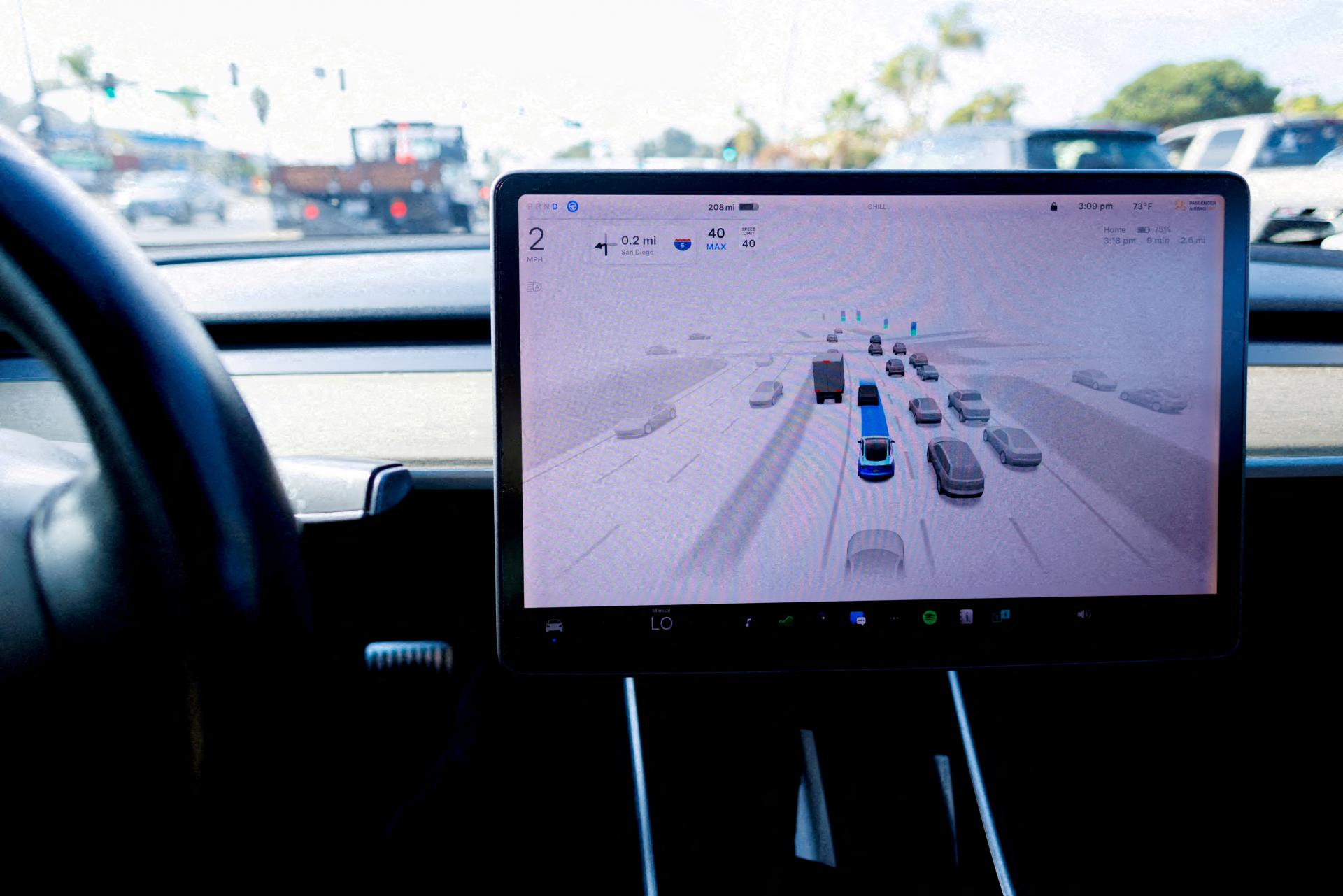 Tesla ukázala, ako jej auto bez vodiča zvládlo chaos v Ríme. Systém čaká na schválenie