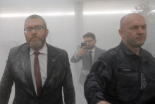 Grzegorz Braun (vľavo). FOTO: REUTERS