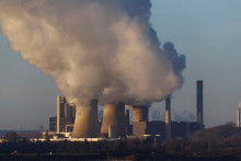Pohľad na uhoľnú elektráreň Weisweiler nemeckej energetickej spoločnosti RWE v nemeckom meste Weisweiler.

FOTO: REUTERS