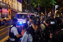 Začiatkom júna si demonštranti v Hongkongu pripomenuli 36. výročie brutálneho potlačenia prodemokratických protestov v Číne. FOTO: Reuters