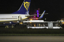 Autobus plný cestujúcich stojí pred osobným lietadlom spoločnosti Ryanair na odbavovacej ploche letiska v juhonemeckom Memmingene. FOTO: TASR/AP