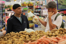 Zákazníci si vyberajú zemiaky v supermarkete v ruskom Petrohrade. FOTO: REUTERS