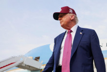 Trumpove recipročné clá, ktoré označil za „Deň oslobodenia“, vstúpia do platnosti začiatkom júla po tom, čo ich prezident v apríli najskôr oznámil a vzápätí na 90 dní odložil, aby umožnil rokovania. FOTO: REUTERS