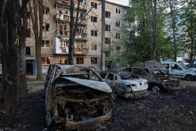 Dnes podľa Terechova útok mieril na obytné domy, školy a zničil aj desiatky áut a spôsobil množstvo požiarov. Trosky jedného dronu podľa neho dopadli priamo na detské ihrisko. FOTO: REUTERS
