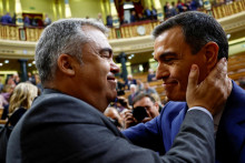 Člen španielskej Socialistickej strany Santos Cerdán a premiér Pedro Sánchez. FOTO: Reuters