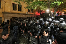 Law enforcement officers block a street during a protest against a draft bill on ”foreign agents” in Tbilisi, Georgia April 15, 2024. REUTERS/Irakli Gedenidze FOTO: Irakli Gedenidze