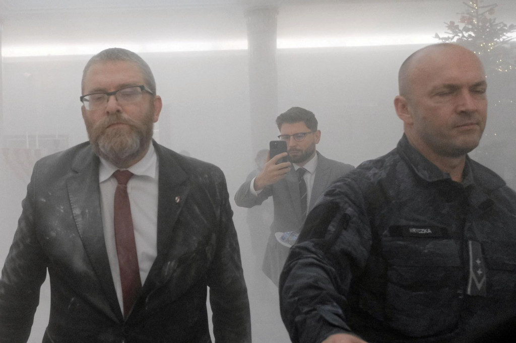 Grzegorz Braun (vľavo). FOTO: REUTERS