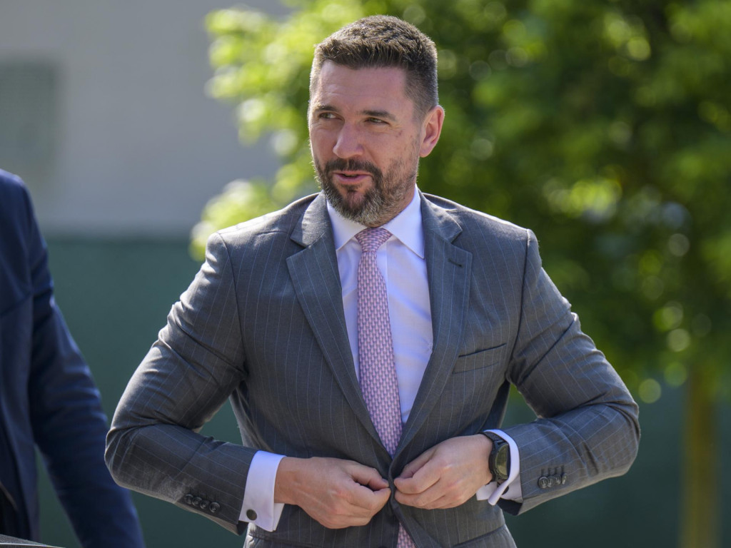 Minister pôdohospodárstva a rozvoja vidieka Richard Takáč pred výjazdovým rokovaním vlády v Pečovskej Novej Vsi. FOTO: TASR/Veronika Mihaliková