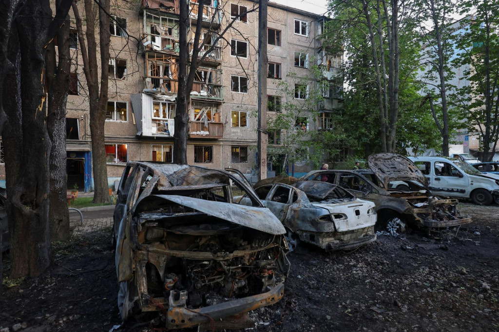 Dnes podľa Terechova útok mieril na obytné domy, školy a zničil aj desiatky áut a spôsobil množstvo požiarov. Trosky jedného dronu podľa neho dopadli priamo na detské ihrisko. FOTO: REUTERS