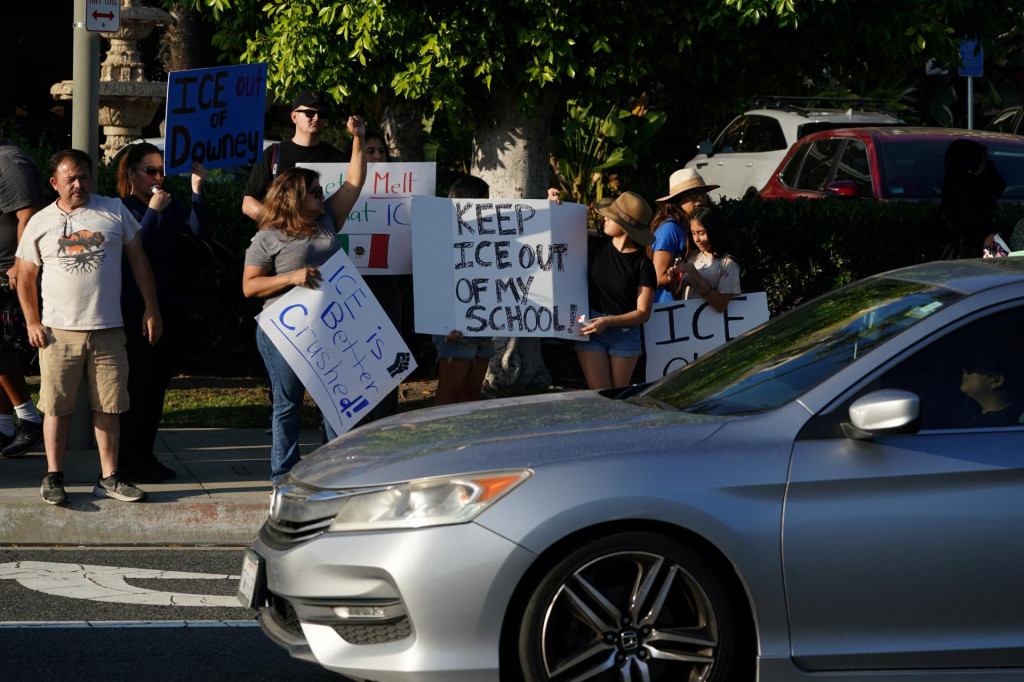 AP píše, že mnohé demonštrácie boli pokojné a účastníci skandovali heslá a niesli transparenty. FOTO: REUTERS
