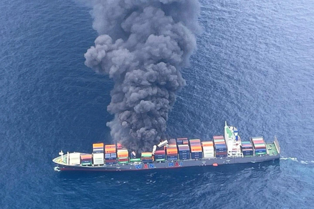 Po výbuchu a požiari na palube kontajnerovej lode plaviacej sa pod vlajkou Singapuru stúpa dym. FOTO: TASR/AP/Indická pobrežná stráž