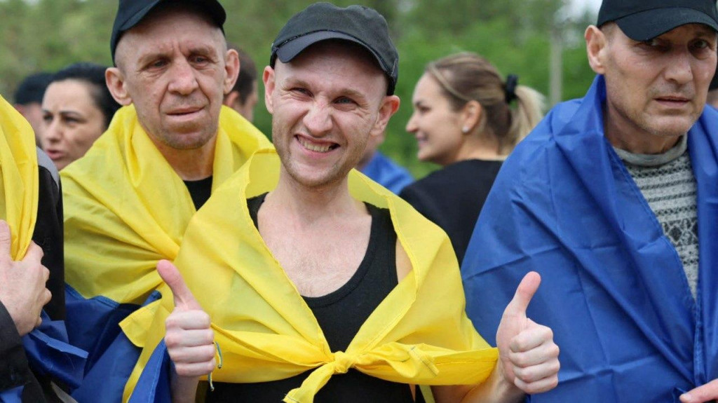 Ukrajinský vojnový zajatec po výmene s Ruskom. FOTO: Reuters/Ukrajinský prezident Volodymyr Zelenskij