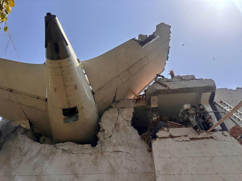 Pohľad na zadnú časť spoločnosti Air India po jeho havárii v západoindickom meste Ahmadabad. FOTO: Reuters