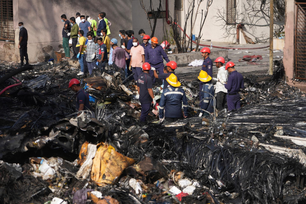 Príslušníci pátracích a záchranárskych tímov zasahujú po havárii lietadla v západoindickom meste Ahmadabád. FOTO: TASR/AP