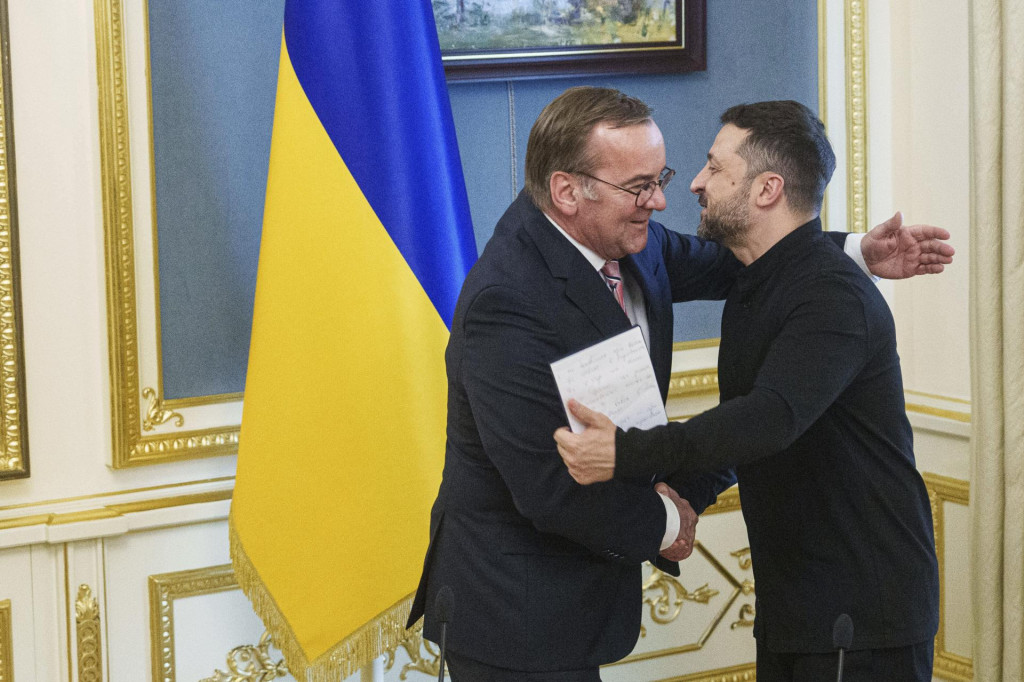 Nemecký minister obrany Boris Pistorius (vľavo) a ukrajinský prezident Volodymyr Zelenskyj. FOTO: TASR/AP