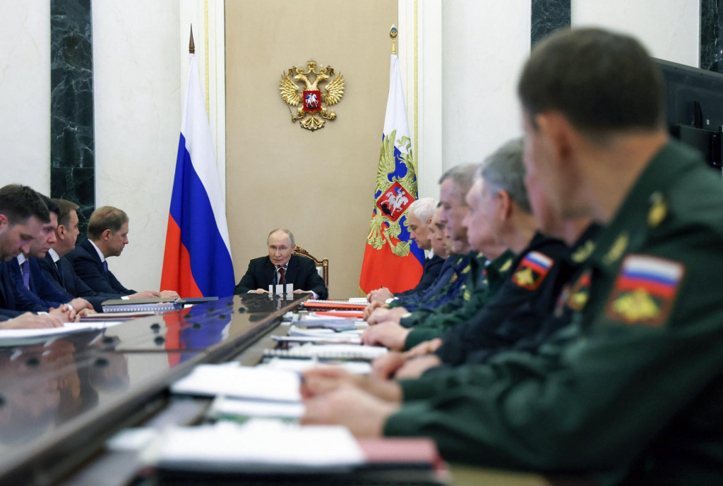 Ruský prezident Vladimir Putin predsedá stretnutiu s vysokými vojenskými veliteľmi. FOTO: Reuters
