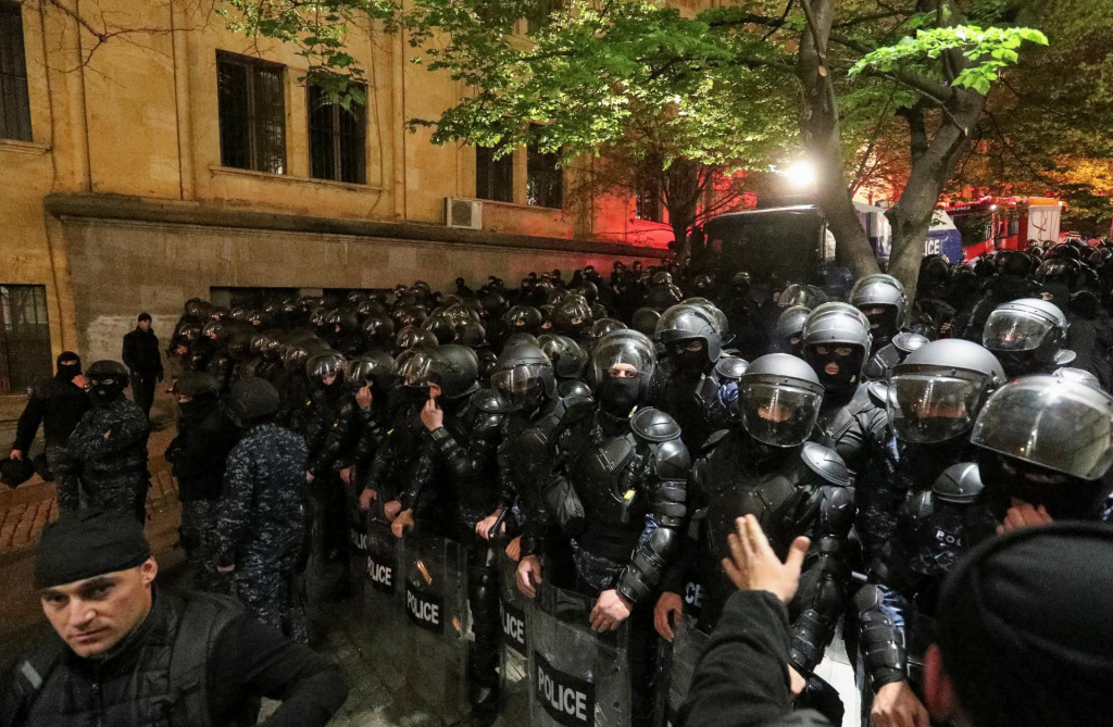 Law enforcement officers block a street during a protest against a draft bill on ”foreign agents” in Tbilisi, Georgia April 15, 2024. REUTERS/Irakli Gedenidze FOTO: Irakli Gedenidze