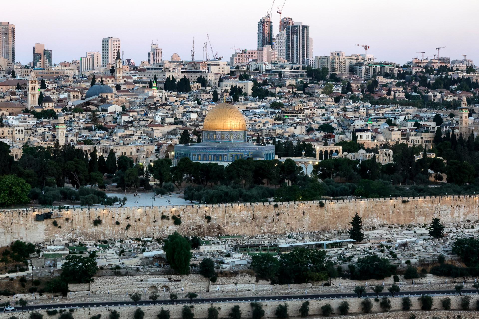 Izrael po útoku na Irán zatvára všetky svoje ambasády a konzuláty