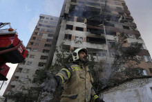 Hasič zasahuje po útoku izraelskej armády na obytnú štvrť v iránskej metropole Teherán. FOTO: TASR/AP