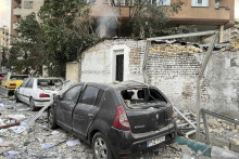 Vrak auta a materiálne škody po útoku izraelskej armády na obytnú štvrť v iránskej metropole Teherán. FOTO: TASR/AP