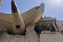 Pád lietadla spoločnosti Air India smerujúceho z Ahmadábádu do Londýna si vyžiadal stovky obetí. Zo 242 ľudí na palube prežil podľa oficiálnych informácií iba jediný pasažier. Boeing 787-8 Dreamliner sa krátko po štarte zrútil na lekársku ubytovňu, kde zomreli aj ľudia na zemi. Príčinu nešťastia bude vyšetrovať špeciálna komisia.