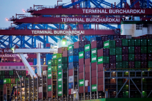 Vývoz tovaru mimo EÚ v apríli 2025 klesol medziročne o 1,9 percenta na 218,2 miliardy eur a dovoz stúpol o 0,5 percenta na 210,7 miliardy eur. FOTO: REUTERS