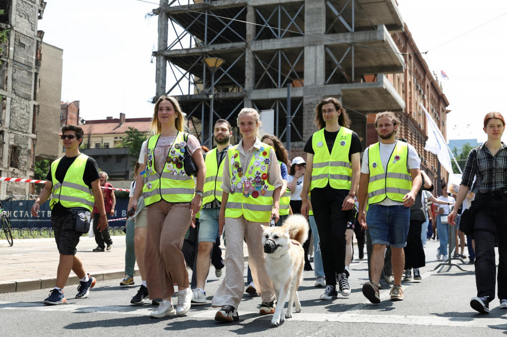 Srbskí vysokoškolskí študenti a ich sympatizanti protestovali 9. júna pred sídlom vlády v Belehrade proti zvyšujúcemu sa tlaku na univerzity. FOTO: Reuters