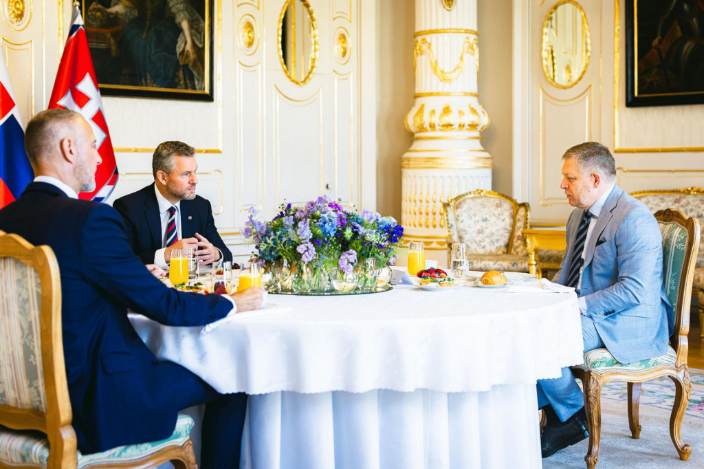 Traja najvyšší ústavní činitelia prezident Peter Pellegrini (uprostred), predseda Národnej rady Richard Raši (vľavo) a premiér Robert Fico patria k osobnostiam, ktoré sú spoluzodpovedné nielen za súčasný stav, ale aj za chýbajúcu dlhodobú stratégiu rozvoja Slovenska. FOTO: Kancelária Prezidentského paláca