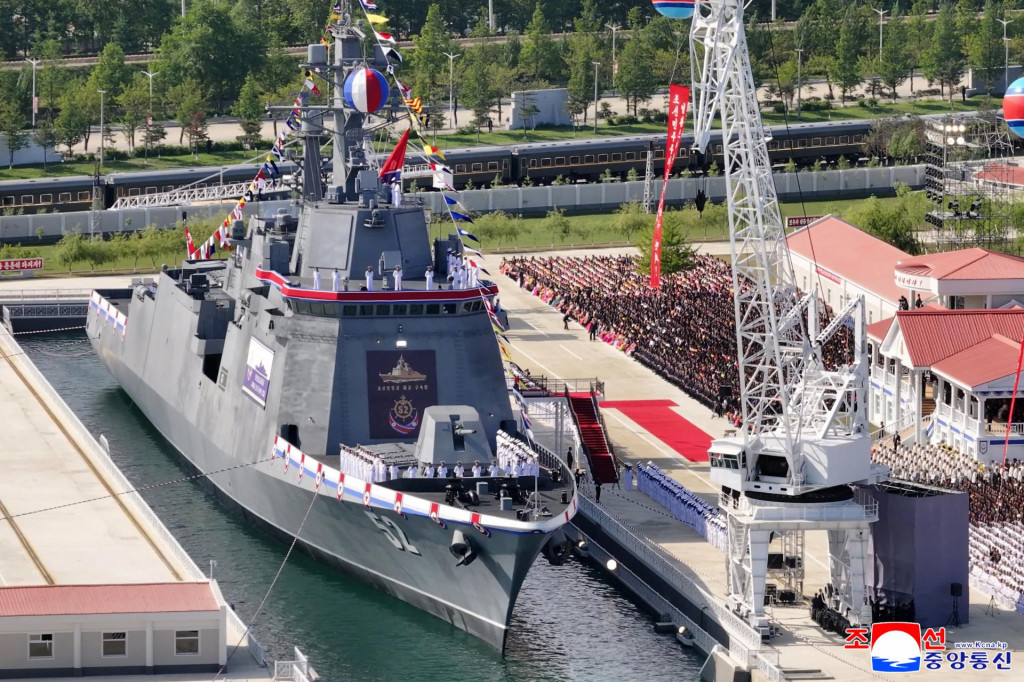 Vojnová loď, ktorá bola poškodená pri svojom prvom pokuse o spustenie na vodu počas slávnostného spustenia na vodu v Rádžine v Severnej Kórei. FOTO: Reuters/KCNA