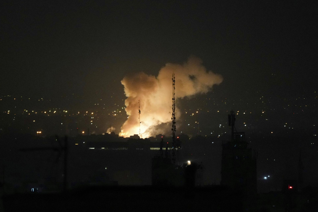 Dym stúpa po výbuchu v Teheráne v piatok 13. júna 2025. FOTO: TASR/AP