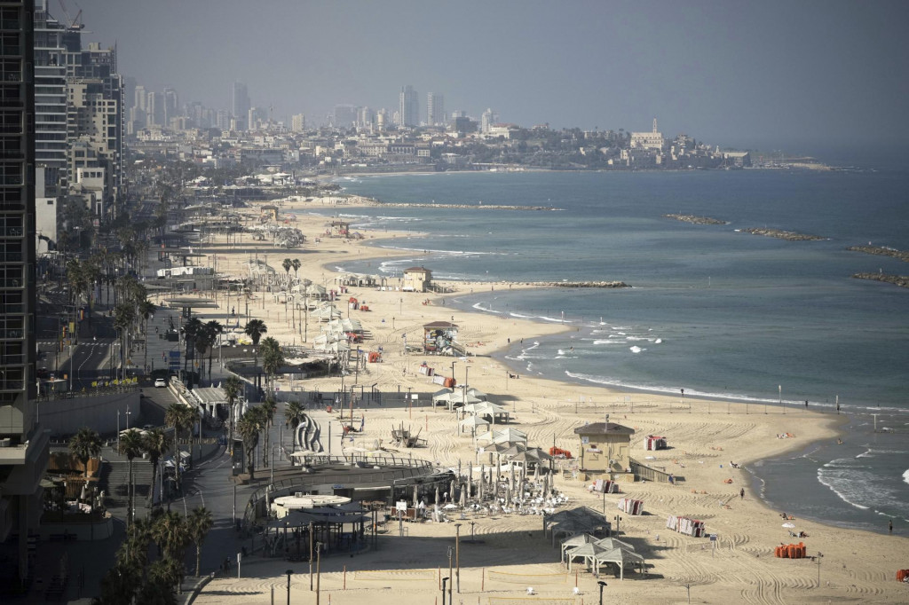 Takmer prázdna pláž v izraelskom meste Tel Aviv. FOTO: TASR/AP