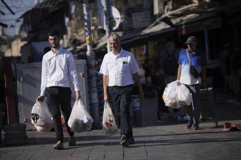 Izraelčania si robia pred šabatom zásoby potravín na trhu v Jeruzaleme v piatok 13. júna 2025. Explózie v piatok otriasli iránskou metropolou Teherán a Izrael bezprostredne po tom oznámil, že na Irán uskutočnil „preventívny“ útok.  FOTO TASR/AP