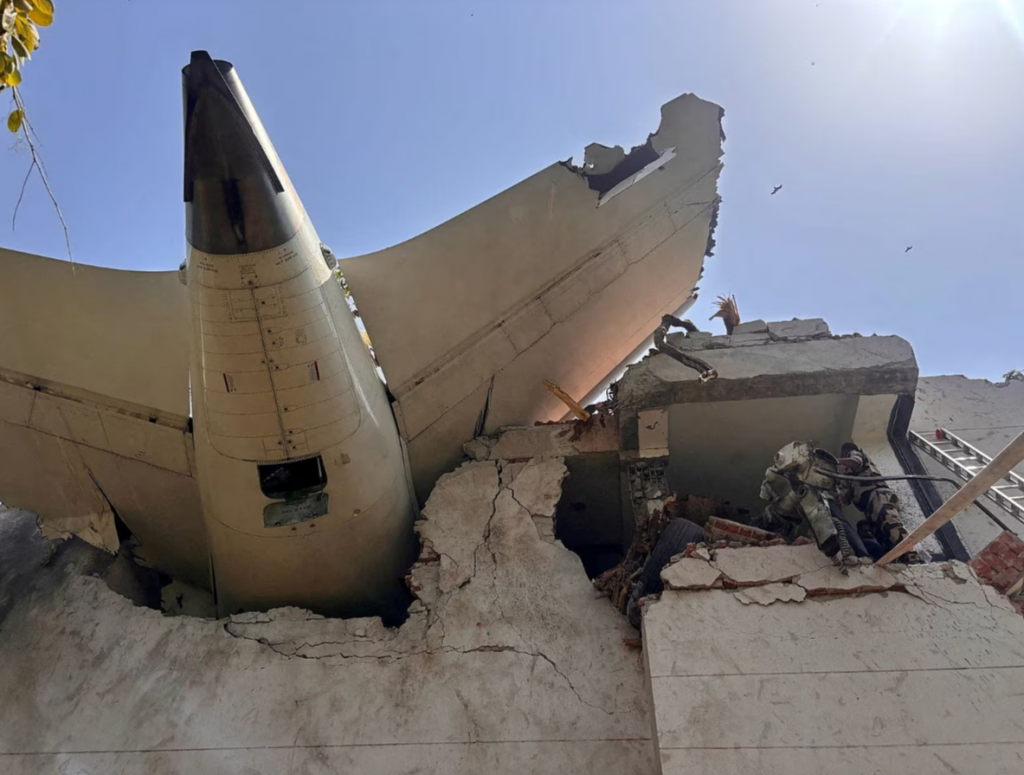 Pád lietadla spoločnosti Air India smerujúceho z Ahmadábádu do Londýna si vyžiadal stovky obetí. Zo 242 ľudí na palube prežil podľa oficiálnych informácií iba jediný pasažier. Boeing 787-8 Dreamliner sa krátko po štarte zrútil na lekársku ubytovňu, kde zomreli aj ľudia na zemi. Príčinu nešťastia bude vyšetrovať špeciálna komisia.