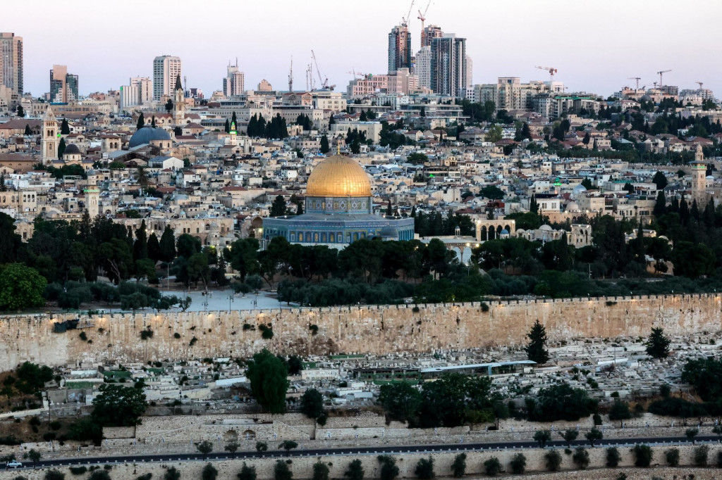 Celkový pohľad na časť Jeruzalema a komplex al-Aksá, známy aj ako Chrámová hora v jeruzalemskom Starom Meste. FOTO: Reuters