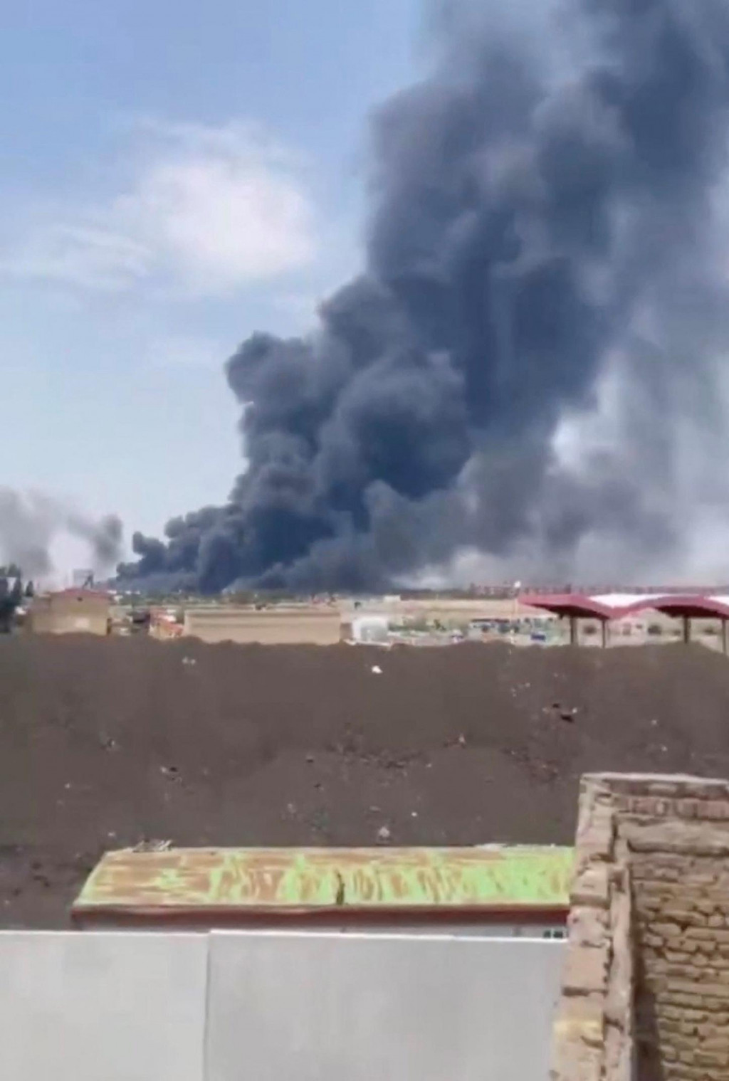 Dym stúpa z letiska Tabríz v Iráne. FOTO: Reuters