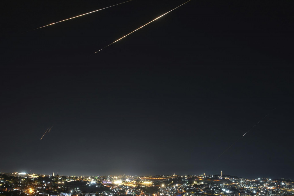 Žiara nad Jeruzalemom počas poplachu pred raketovým útokom. FOTO: TASR/AP