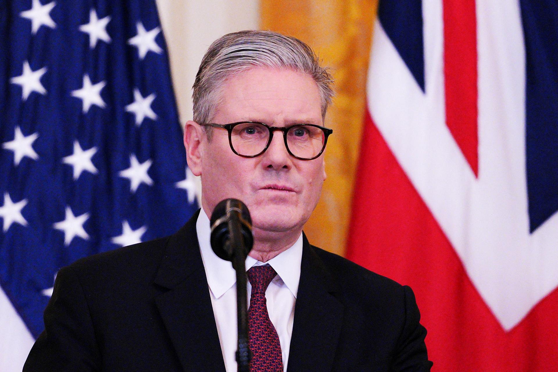 Británia posiela na Blízky východ ďalšie stíhačky, tvrdí po varovaní Teheránu Starmer