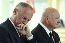 Minister vnútra Rakúska Gerhard Karner (vľavo) a rakúsky kancelár Christian Stocker sa zúčastňujú tlačovej konferencie po tom, ako sa odohrala streľba na strednej škole v meste Graz. FOTO: TASR/AP