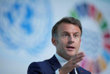 Francúzsky prezident Emmanuel Macron počas prezentácie Európskeho oceánskeho paktu na tretej konferencii OSN o oceánoch. FOTO: Reuters