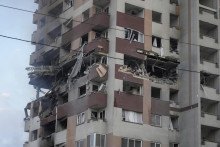 Obytná budova, ktorú zasiahol útok izraelskej armády v iránskej metropole Teherán. FOTO: TASR/AP