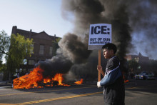 Demonštrujúci drží transparent počas protestu proti konaniu imigračných úradov a politike amerického prezidenta Donalda Trumpa v Los Angeles. FOTO: TASR/AP