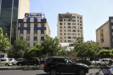 Vrchné poschodie obytnej budovy je zničené po vojenskom útoku izraelskej armády v Teheráne. FOTO: TASR/AP